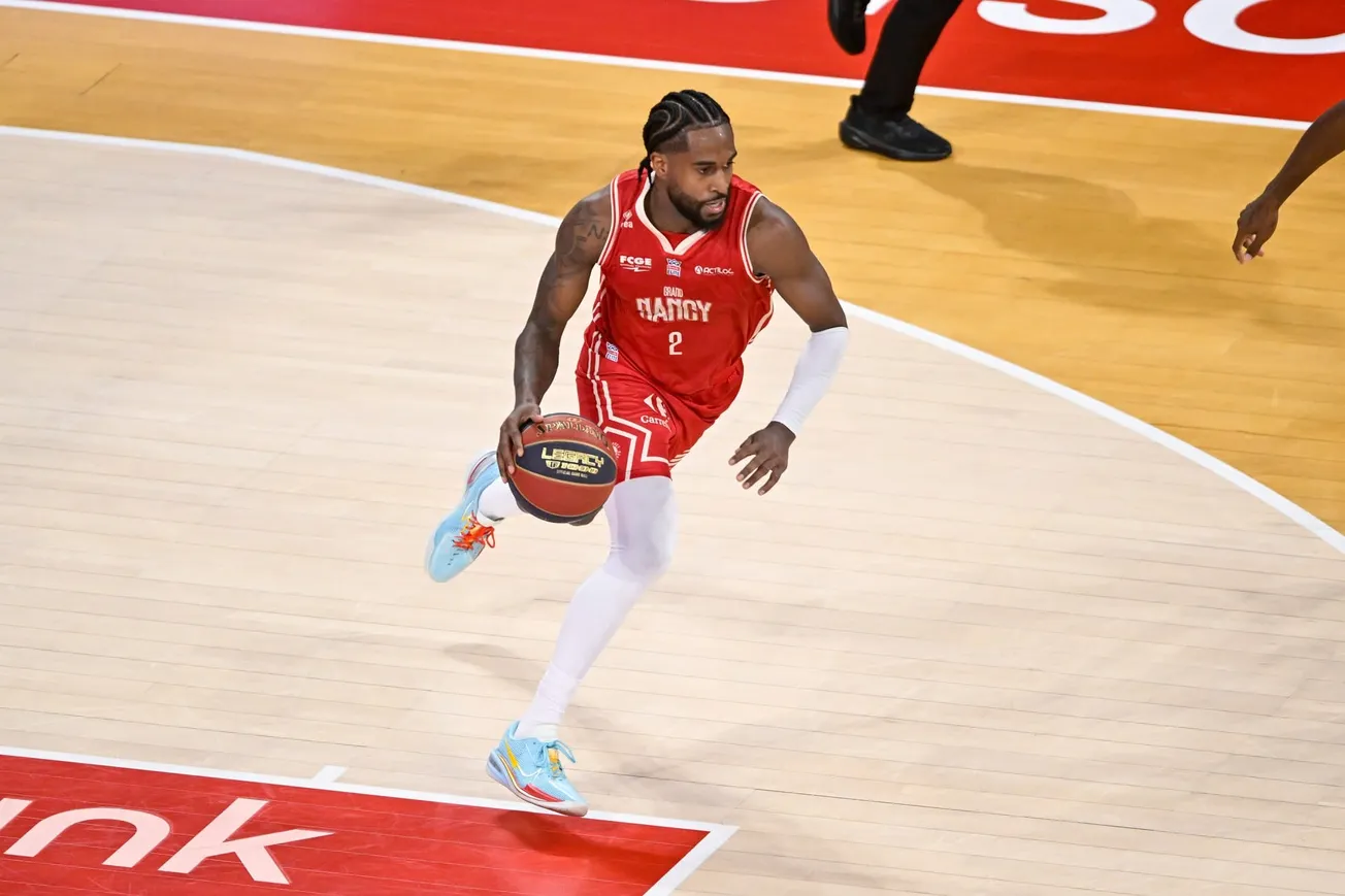 Carlos Marshall Jr, du SLUC Nancy, balle en main lors du match de Betclic Élite Nancy-Paris au Palais des Sports Jean-Weille, à Nancy, le 27 septembre 2026