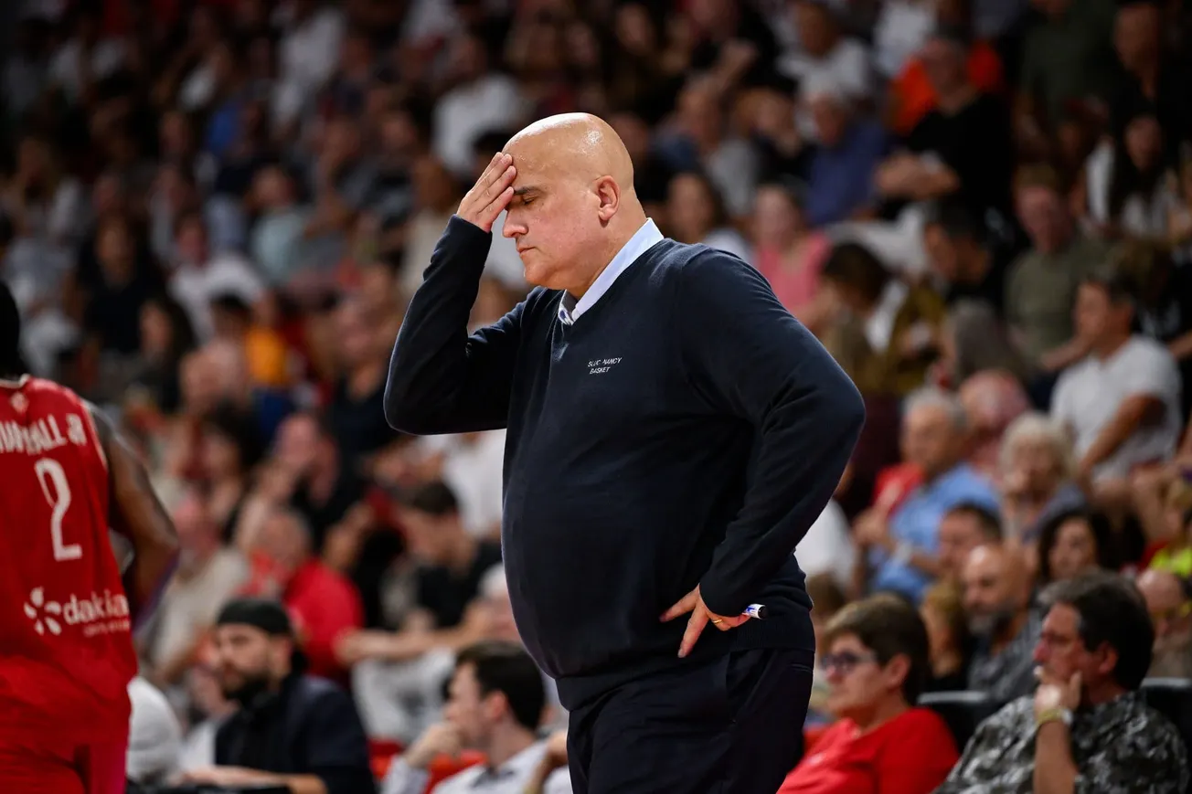 Sylvain Lautié, entraîneur du SLUC Nancy, la main sur le front lors du match de Betclic Élite entre Nancy et Paris au Palais des Sports Jean-Weille, le 27 septembre 2026