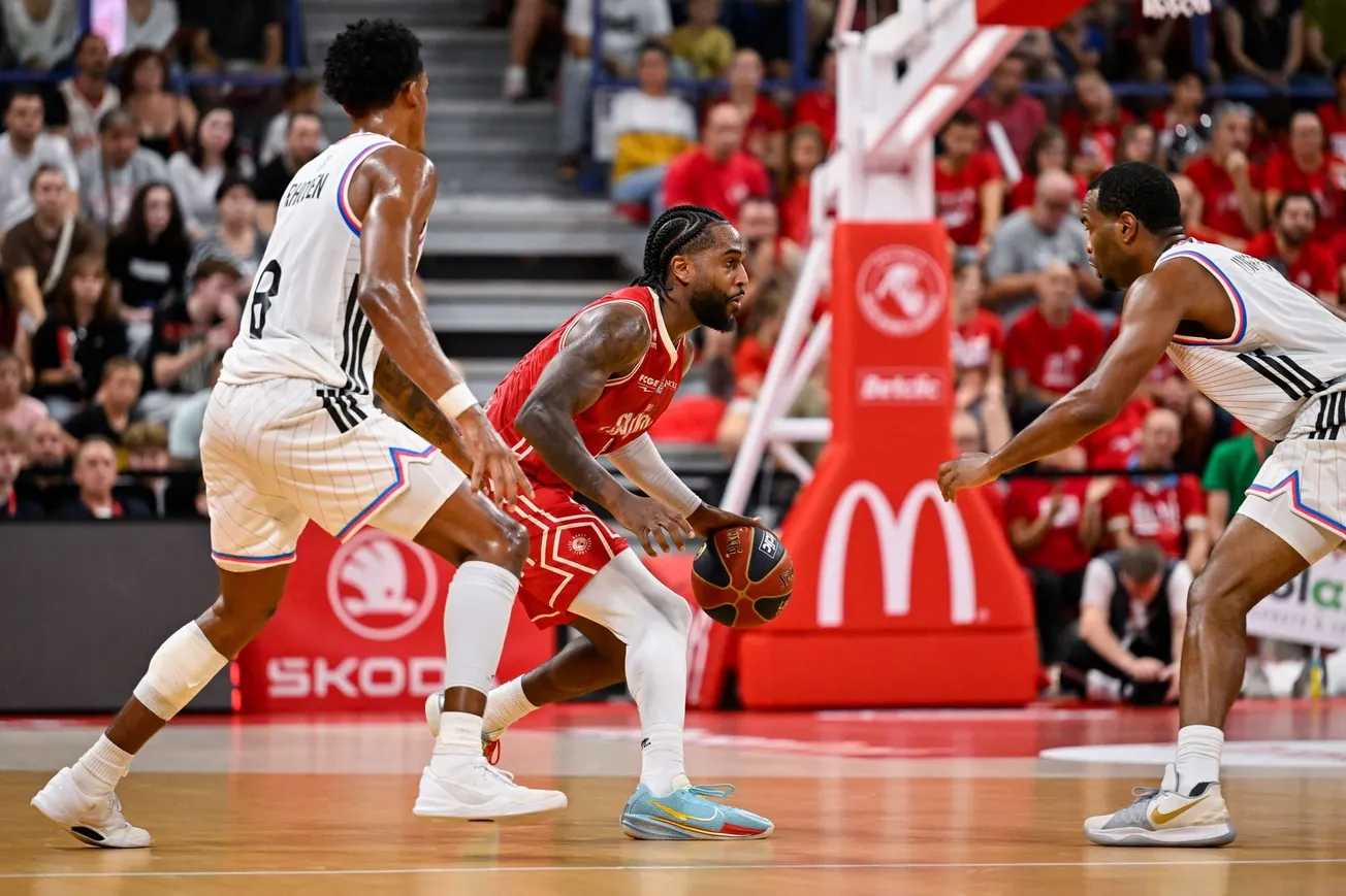 Carlos Marshall Jr, du SLUC Nancy, balle en main face à deux adversaires lors du match de Betclic Élite Nancy-Paris au Palais des Sports Jean-Weille, le 27 septembre 2026