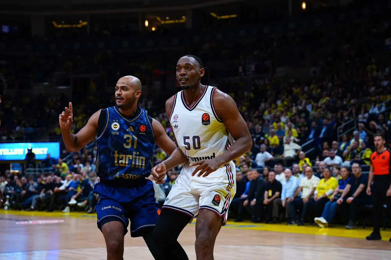 Shavon Shields, ailier du Fenerbahçe, face à Austin Wiley du Bayern Munich lors de la 2e journée d'Euroleague à l'Ülker Sports and Event Hall d'Istanbul, le 29 septembre 2026
