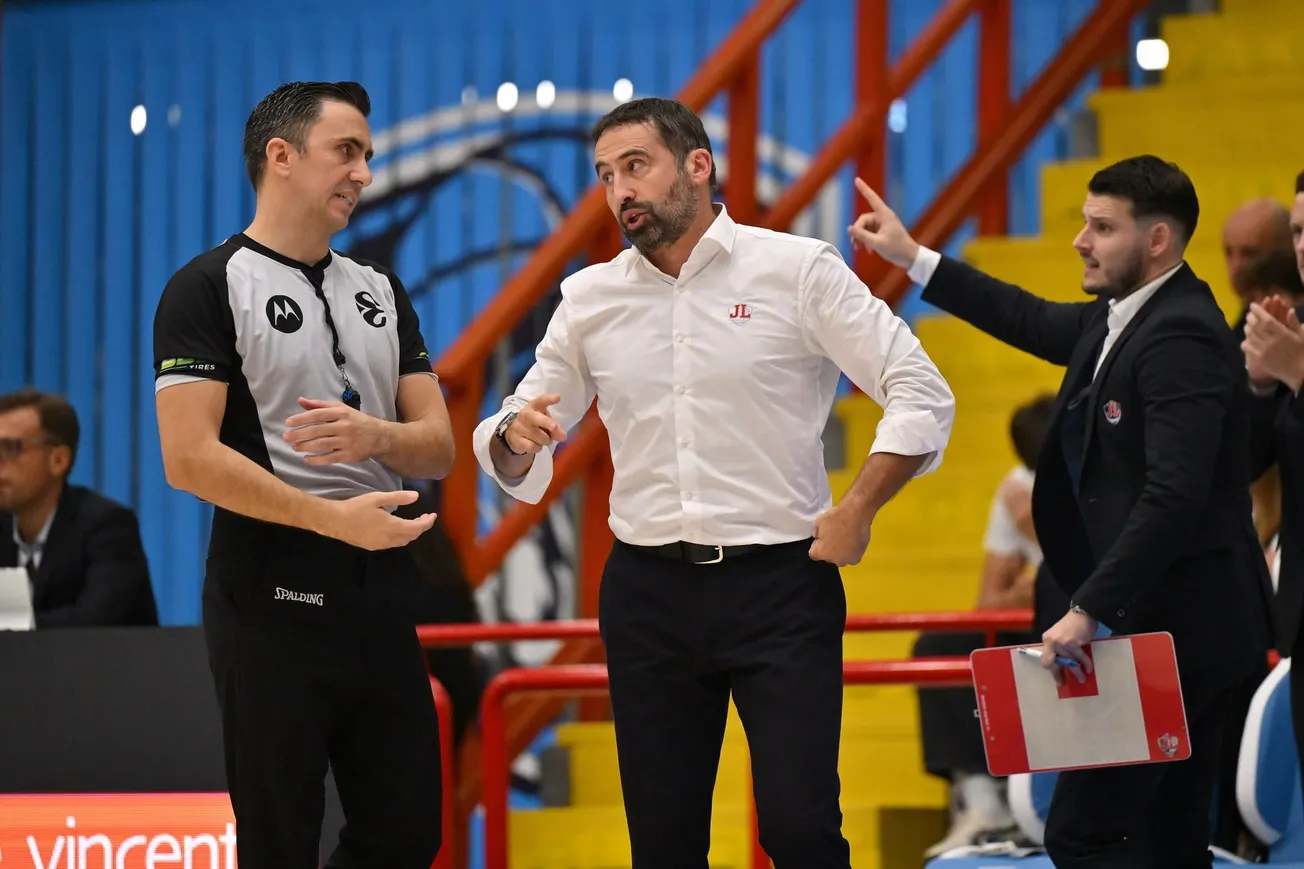 Frédéric Fauthoux, entraîneur de la JL Bourg, s'adresse à l'arbitre lors du match d'Eurocup à Naples contre Napoli Basketball, à l'ALCOTT Arena, le 30 septembre 2026