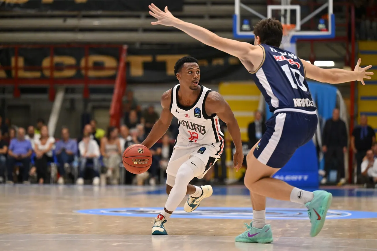 Tyson Walker, meneur de la JL Bourg, ballon en main lors du match d'Eurocup entre Napoli Basketball et la JL Bourg à l'ALCOTT Arena de Naples, le 30 septembre 2026