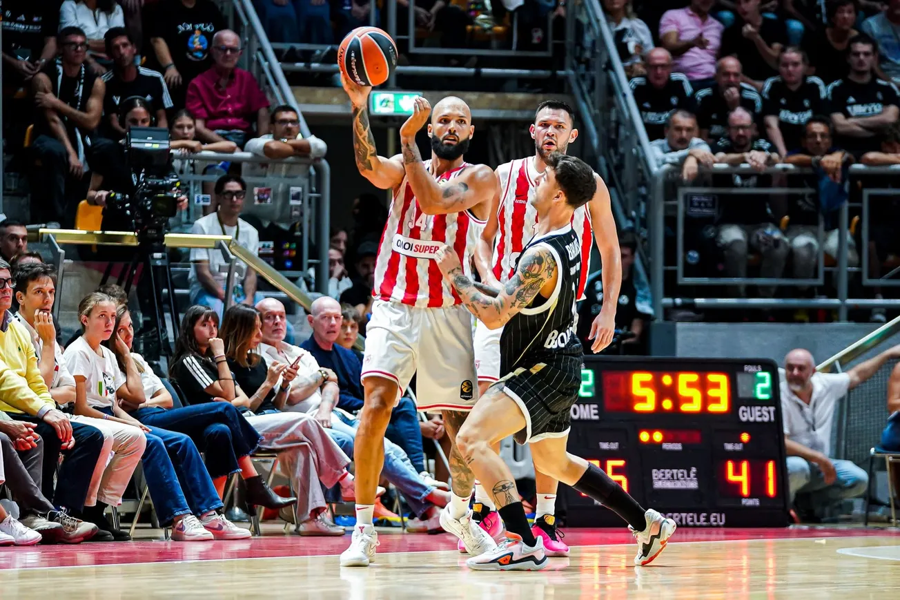 Evan Fournier, sous le maillot de l'Olympiakos, balle en main lors du match d'Euroleague entre la Virtus Bologne et l'Olympiakos à Bologne, le 1er octobre 2026