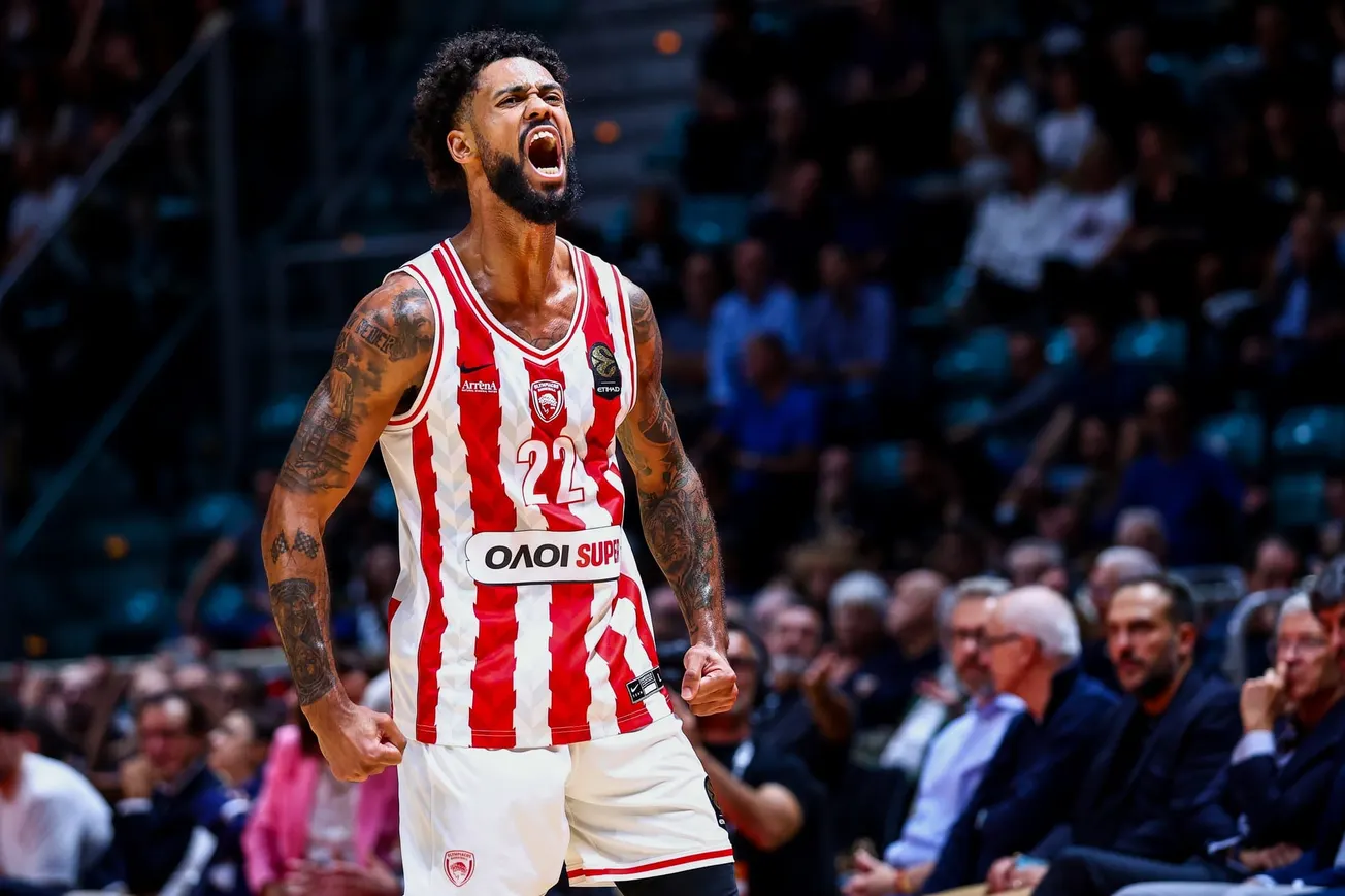 Tyler Dorsey, arrière de l'Olympiakos, exulte lors du match d'Euroleague à Bologne face à la Virtus, le 1er octobre 2026