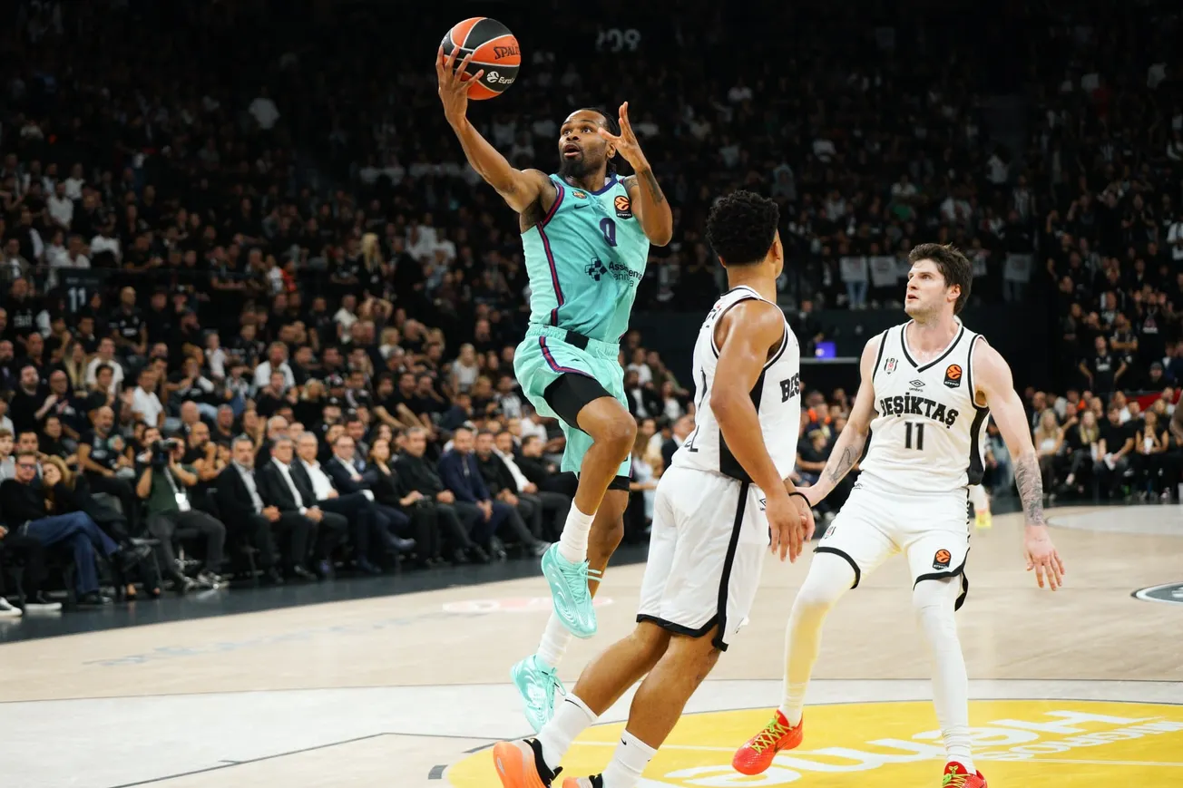 Kevin Punter, sous le maillot du FC Barcelone, monte au panier face au Besiktas lors d'un match d'Euroleague à Istanbul, le 2 octobre 2026.