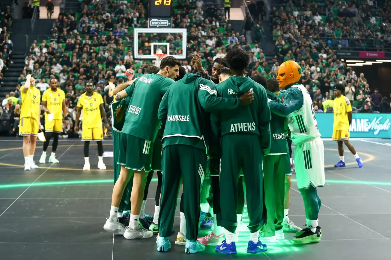 Les joueurs du Panathinaikos réunis sur le terrain lors du match d'Euroleague contre le Maccabi Tel-Aviv, au Telekom Center d'Athènes, le 2 octobre 2026.