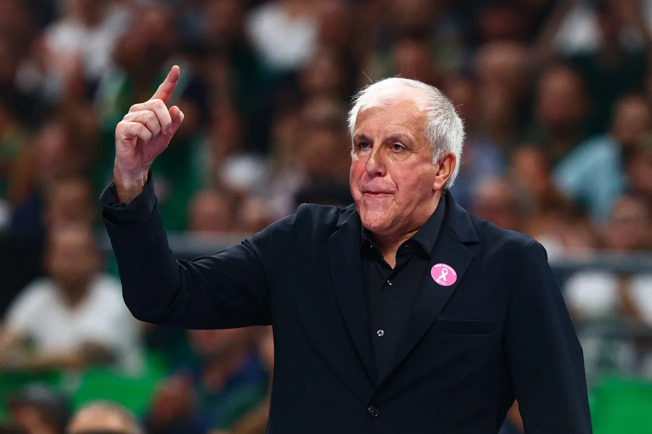 Zeljko Obradovic, entraîneur du Panathinaikos, lève l'index sur le bord du terrain lors du match d'Euroleague contre Fenerbahçe, le 8 octobre 2026.