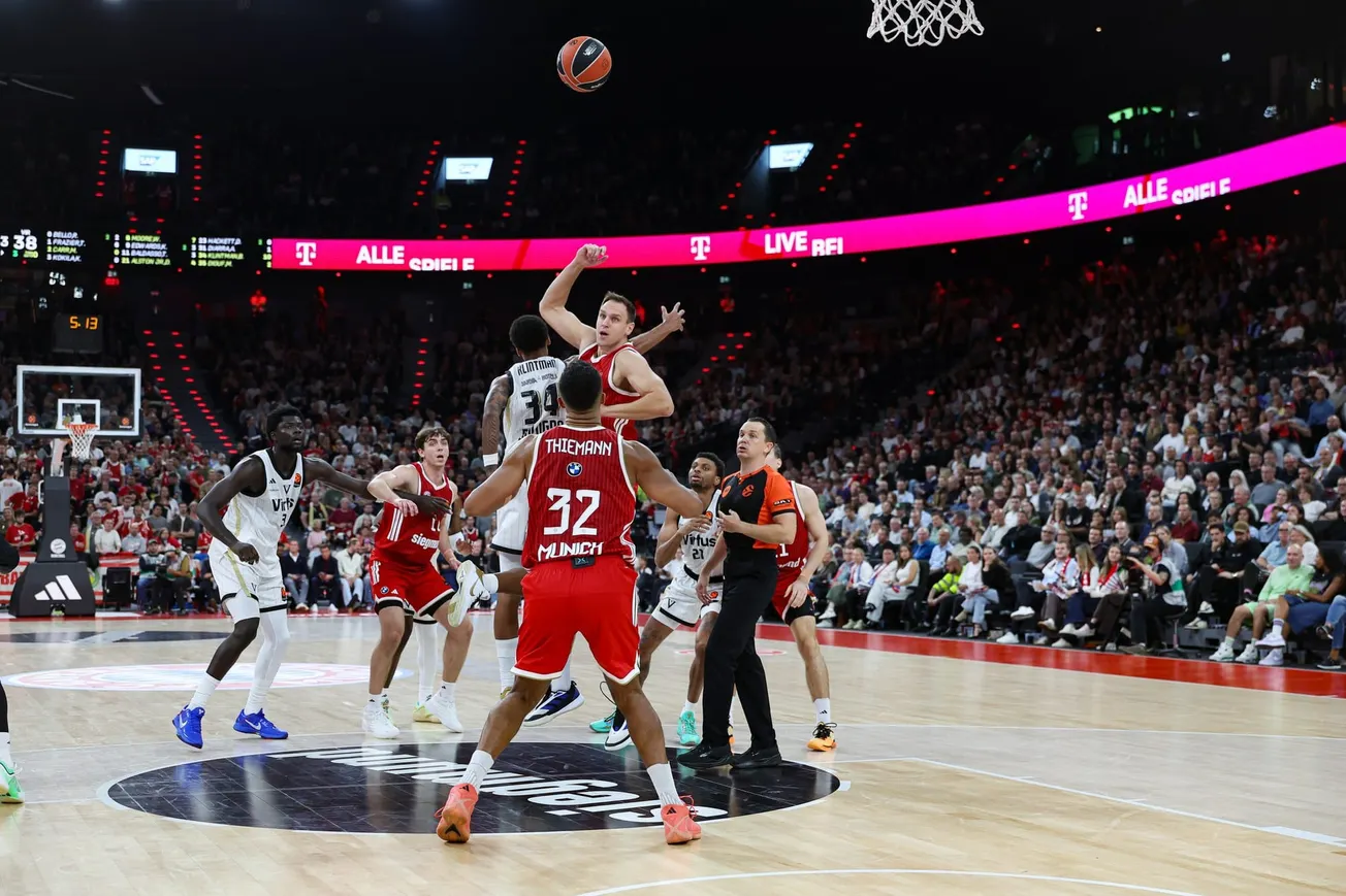 Johannes Thiemann et Johannes Voigtmann (Bayern Munich) avec Kevin Kokila (Virtus Bologne), match d'Euroleague Bayern-Virtus de la 4e journée, octobre 2026.