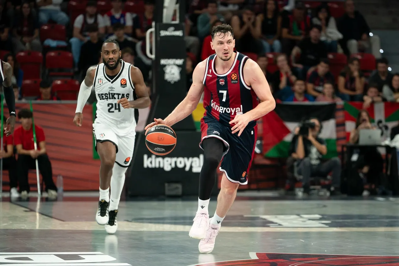 Rodions Kurucs, joueur de Baskonia, conduit le ballon lors du match d'Euroleague contre Besiktas au Fernando Buesa Arena de Vitoria, le 9 octobre 2026