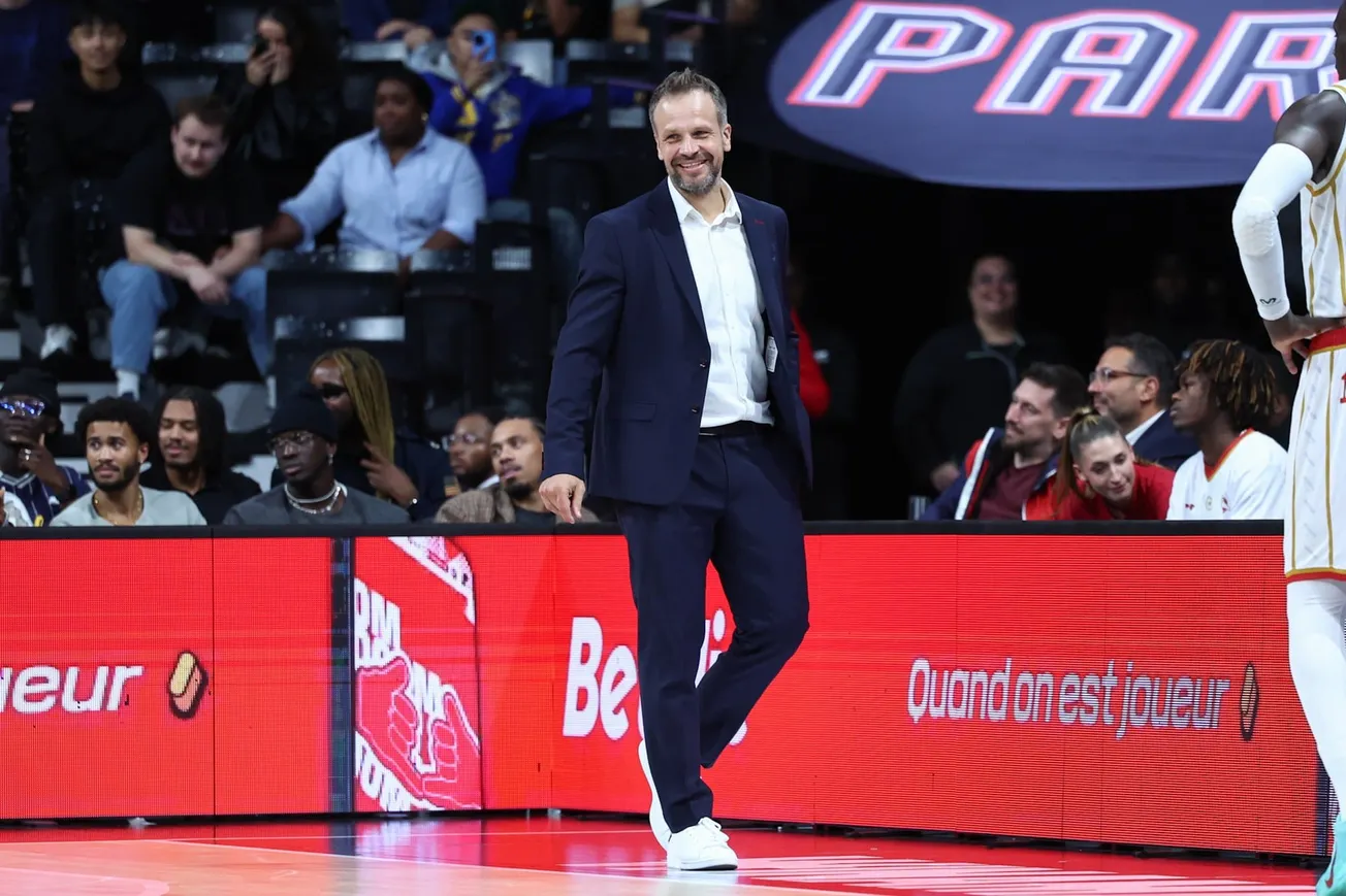 Janis Gailitis, entraîneur de la SIG Strasbourg, lors du match de Betclic Élite entre le Paris Basketball et Strasbourg à l'Adidas Arena, le 11 octobre 2026