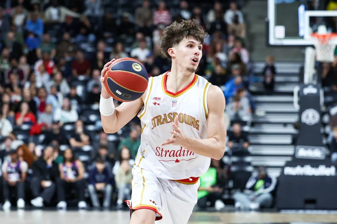 Maxence Lemoine, de la SIG Strasbourg, balle en main lors du match de Betclic Élite Paris-Strasbourg à l'Adidas Arena, à Paris, le 11 octobre 2026