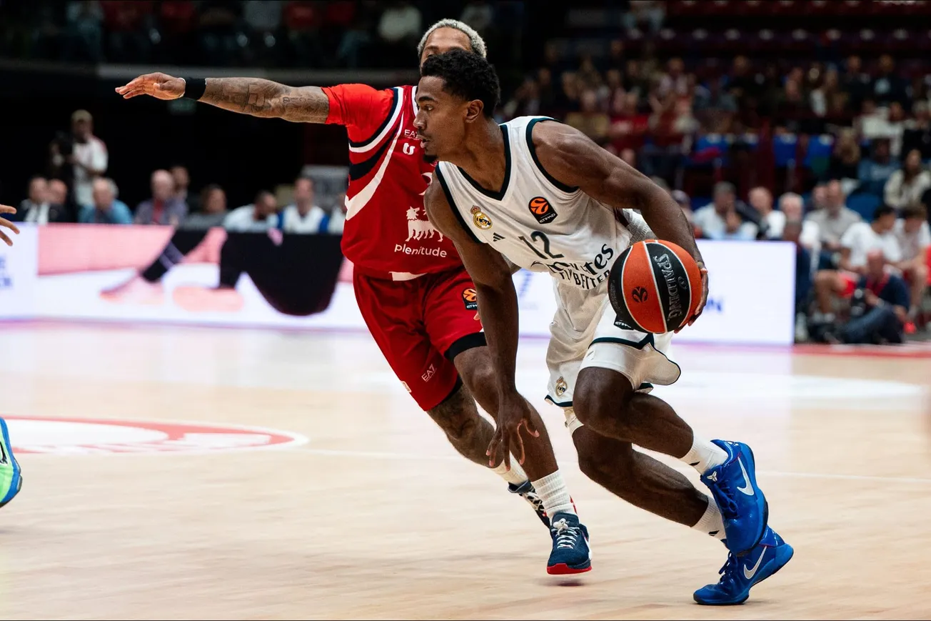 Théo Maledon (Real Madrid) face à RJ Cole (Olimpia Milan) lors du match d'Euroleague entre l'Olimpia Milan et le Real Madrid à l'Unipol Forum de Milan, le 13 octobre 2026