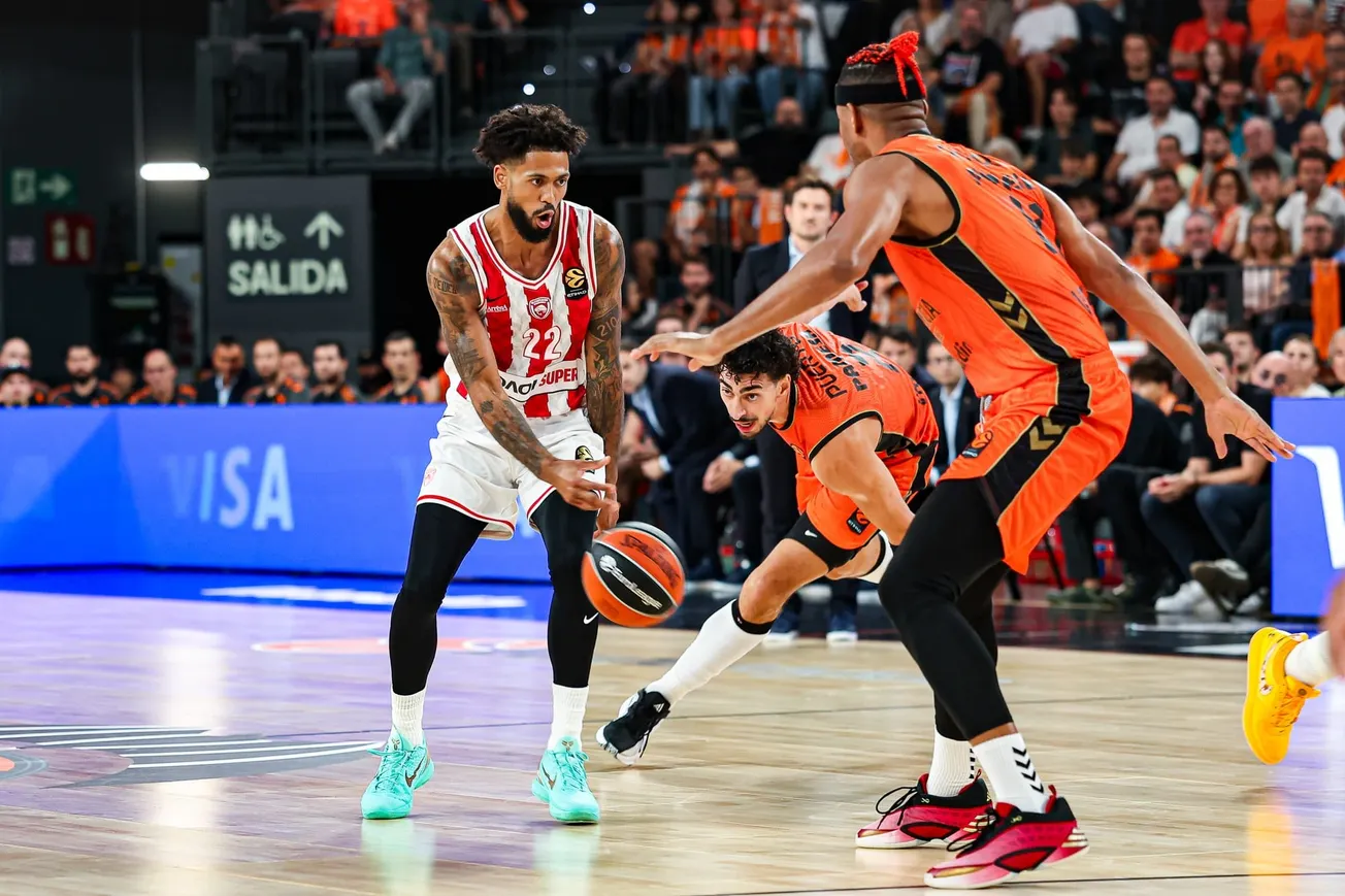 Tyler Dorsey, de l'Olympiakos, balle en main face à des joueurs de Valence lors du match d'Euroleague à la Roig Arena de Valence, le 13 octobre 2026