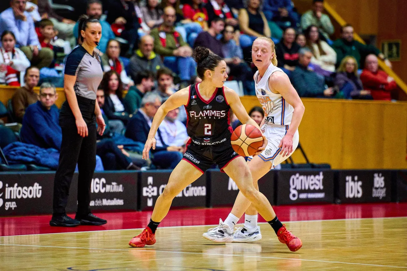 Coline Franchelin (Flammes Carolo Basket) balle en main face à une joueuse de Spar Girona, lors d'un match d'EuroLeague féminine au pavillon de Fontajau à Gérone, le 28 janvier 2026