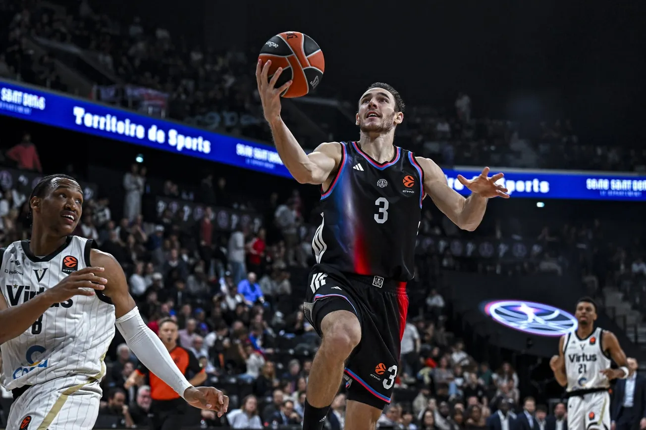 Terry Tarpey, du Paris Basketball, monte au panier lors du match d'Euroleague contre la Virtus Bologne à l'Adidas Arena, le 14 octobre 2026.
