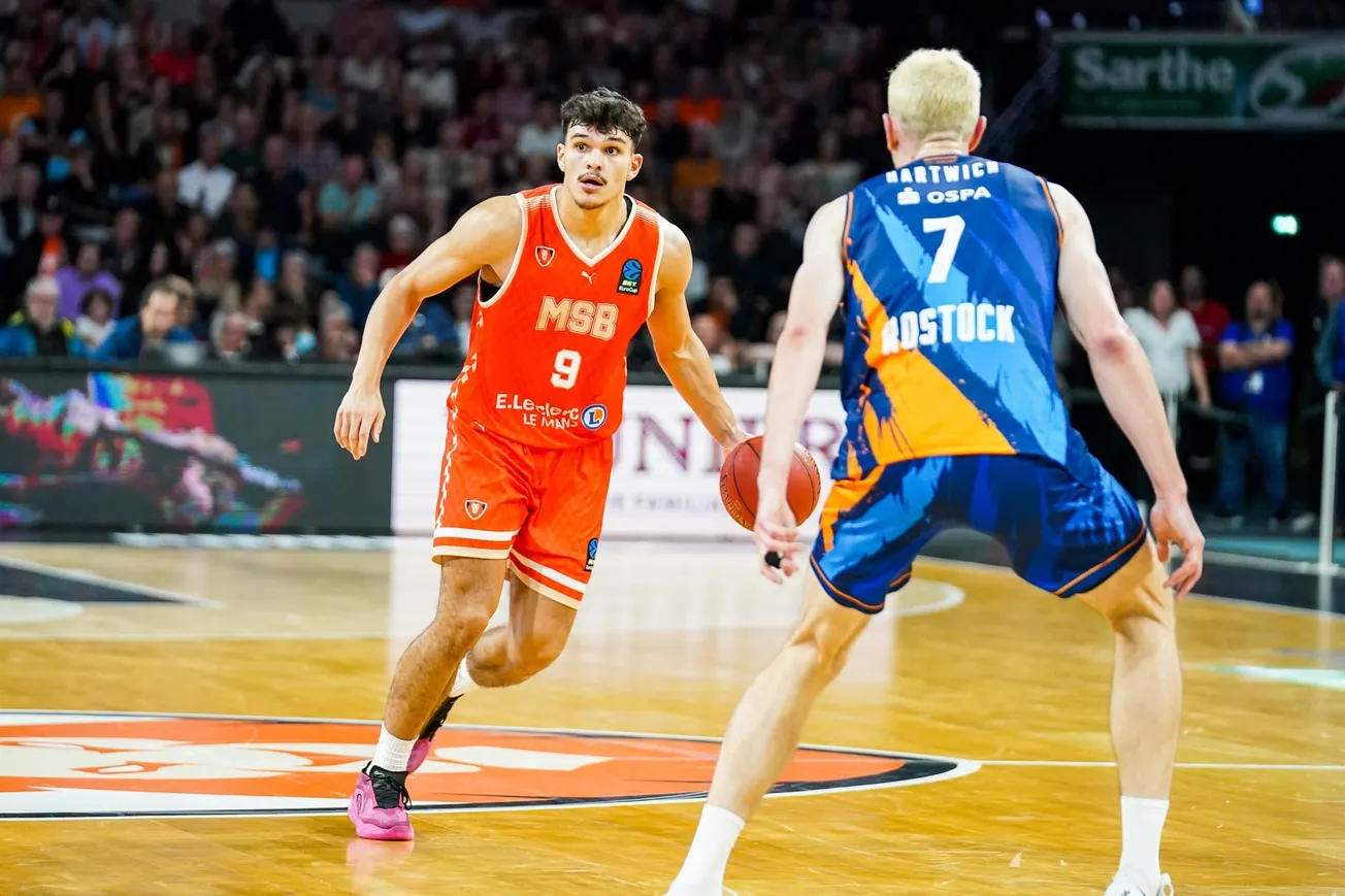 Léopold Delaunay (Le Mans Sarthe Basket) balle en main face à un défenseur de Rostock, lors du match d'Eurocup Le Mans-Rostock à l'Antarès du Mans, le 14 octobre 2026