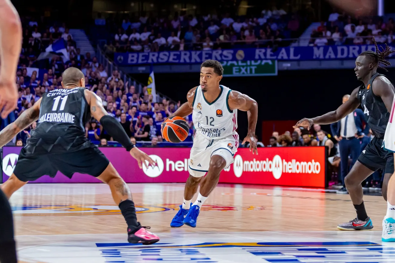 Théo Maledon, du Real Madrid, ballon en main lors du match d'Euroleague entre le Real Madrid et l'ASVEL au Movistar Arena de Madrid, le 15 octobre 2026