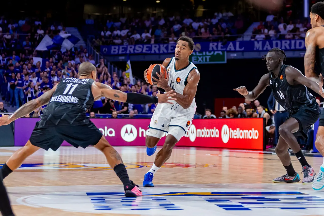 Théo Maledon, du Real Madrid, ballon en main lors du match d'Euroleague entre le Real Madrid et l'ASVEL au Movistar Arena de Madrid, le 15 octobre 2026