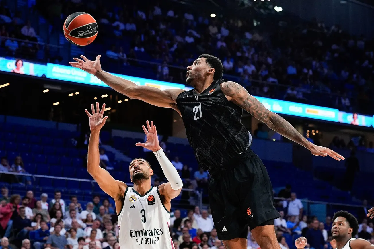 Timothé Luwawu-Cabarrot, ailier du Real Madrid, face à Joel Bolomboy de l'ASVEL lors de la 6e journée d'Euroleague, le 15 octobre 2026