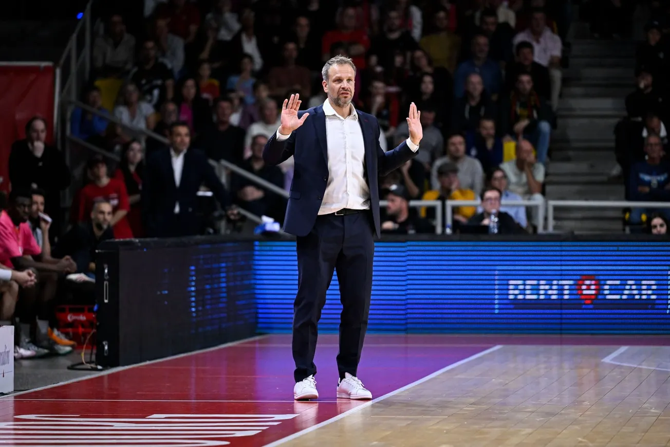 Janis Gailitis, entraîneur de la SIG Strasbourg, sur le bord du terrain lors du match de Betclic Élite contre Roanne au Rhénus Sport, à Strasbourg, le 16 octobre 2026