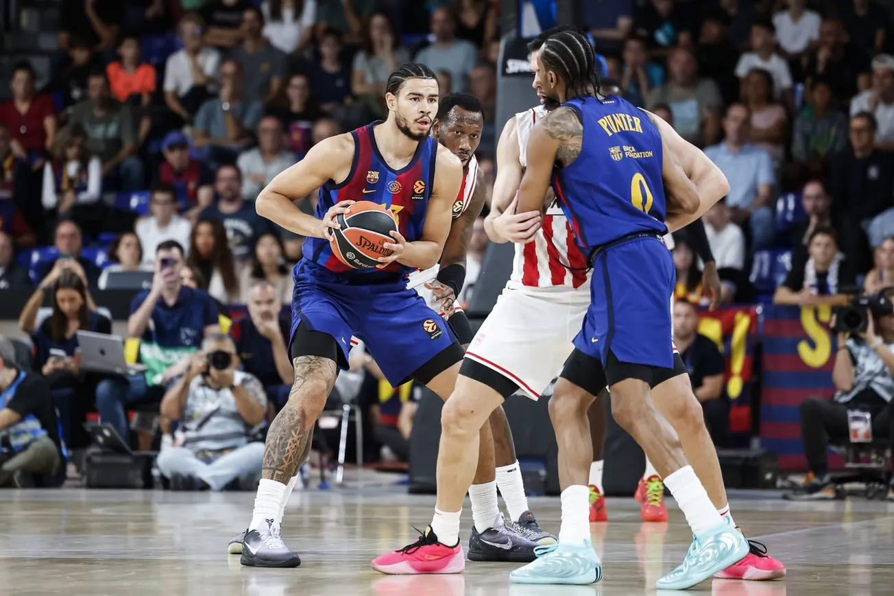 Olivier Nkamhoua, sous le maillot du FC Barcelone, balle en main lors du match d'Euroleague entre le FC Barcelone et l'Olympiakos au Palau Blaugrana, le 16 octobre 2026