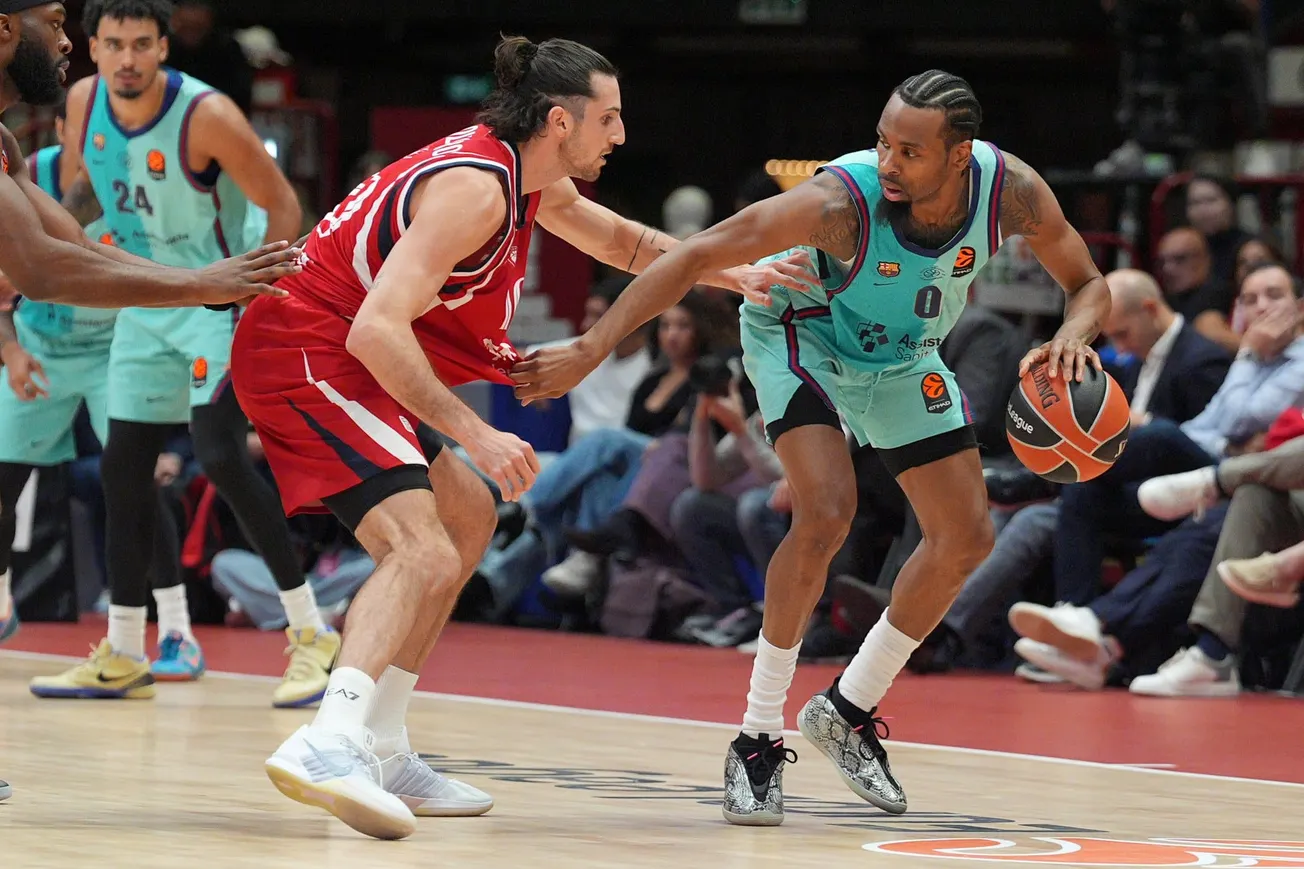 Kevin Punter, du FC Barcelone, balle en main lors du match d'Euroleague entre l'Armani Olimpia Milan et le FC Barcelone, le 22 octobre 2026