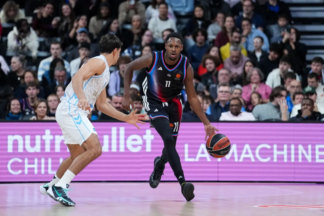 Joël Ayayi, du Paris Basketball, balle en main lors du match d'Euroleague entre Paris et Valence à l'Adidas Arena, le 23 octobre 2026