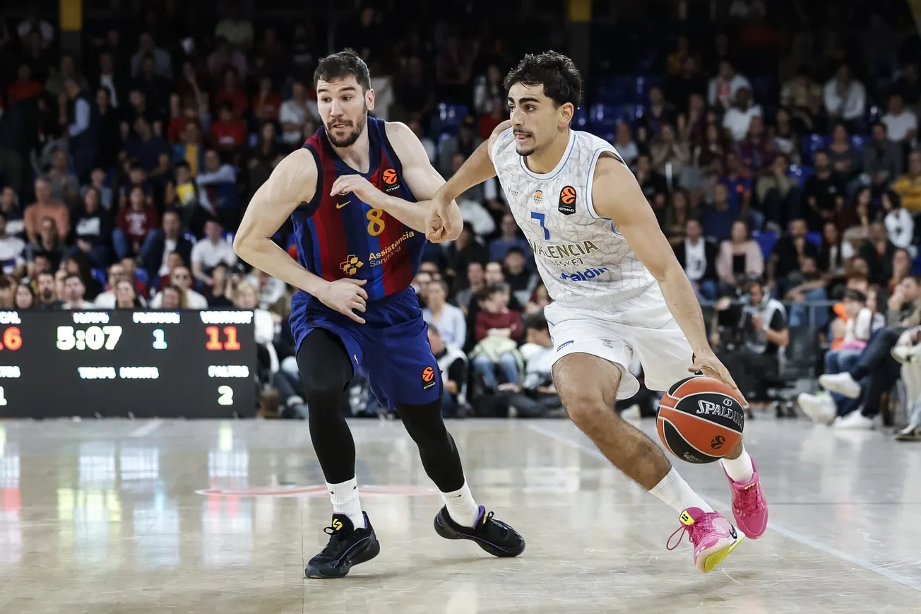 Darío Brizuela (FC Barcelone) et Alvaro Cardenas (Valence) lors du match d'Euroleague FC Barcelone-Valence, 9e journée, le 30 octobre 2026 au Palau Blaugrana de Barcelone.