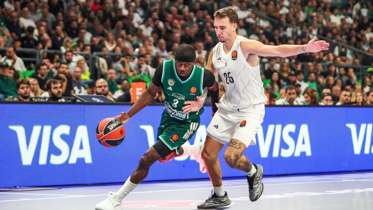 Sylvain Francisco (Panathinaïkos) balle en main face à Hugo Besson (ASVEL) lors du match d'Euroleague 2026-27 à Athènes