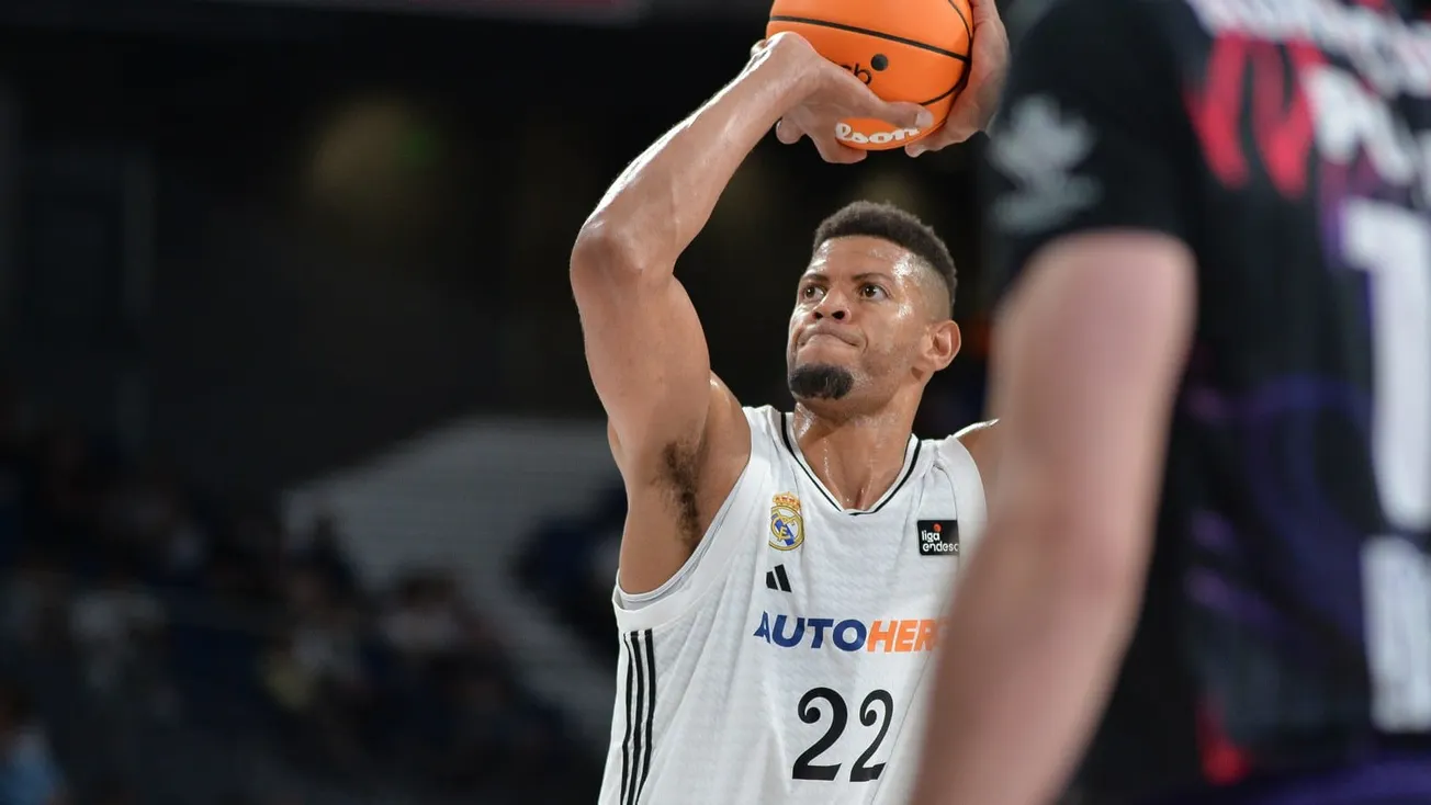 Walter Tavares (Real Madrid) au tir sur un lancer franc lors d'un match de Liga Endesa