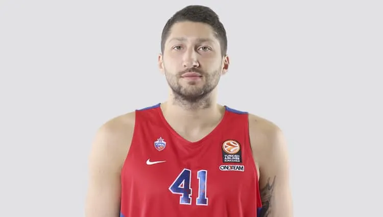 Nez cassé pour Nikita Kurbanov