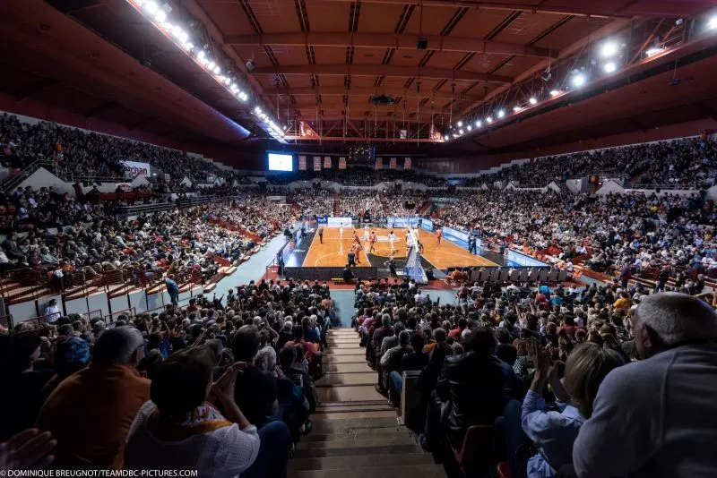 Des jauges de spectateurs en fonction de trois zones