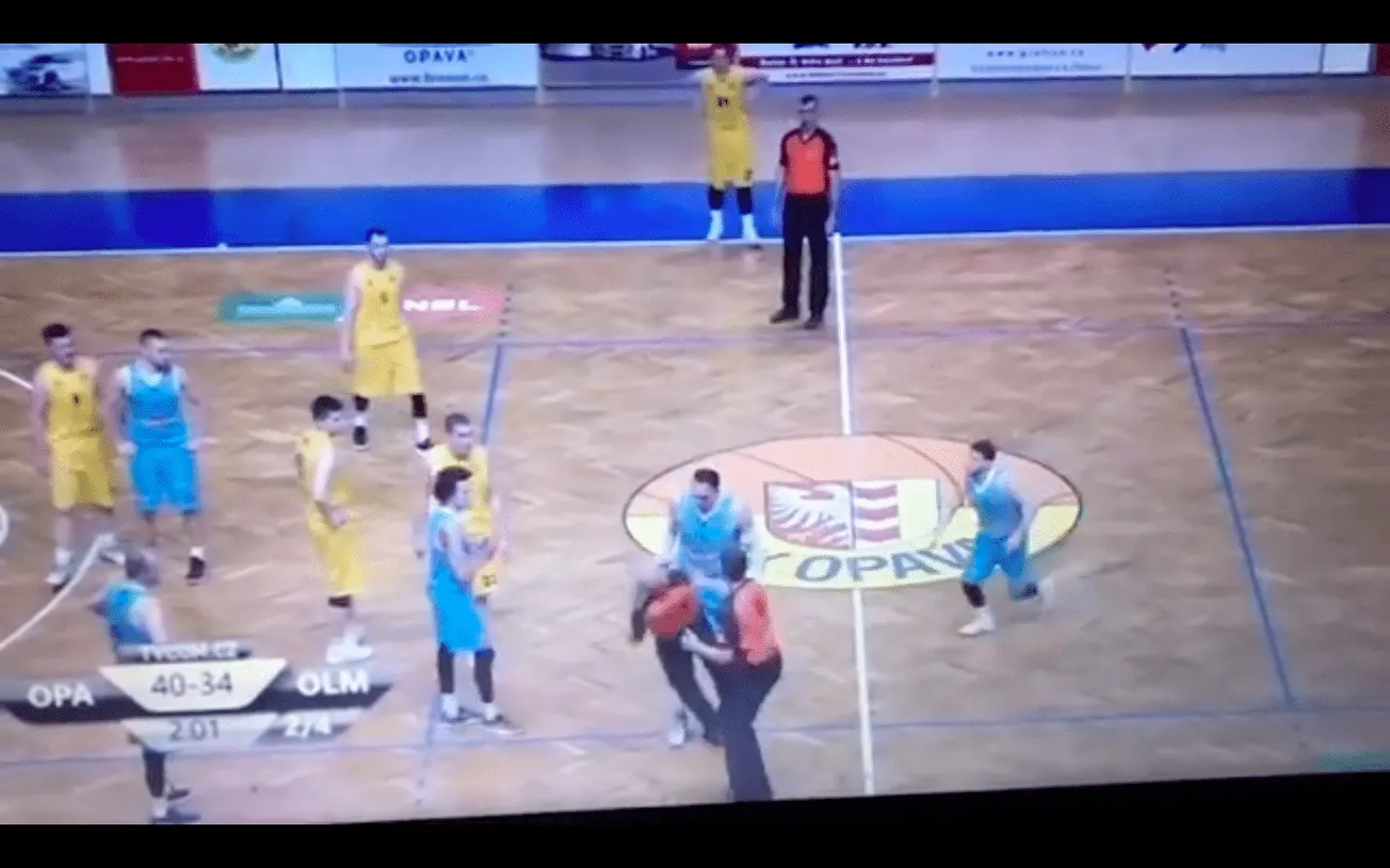 Vidéo : l’incroyable flop d’un arbitre tchèque