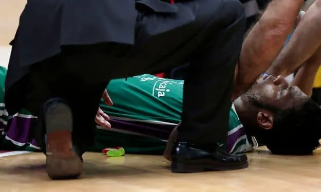 Espagne : Jeff Brooks (Malaga) s’évanouit en plein match