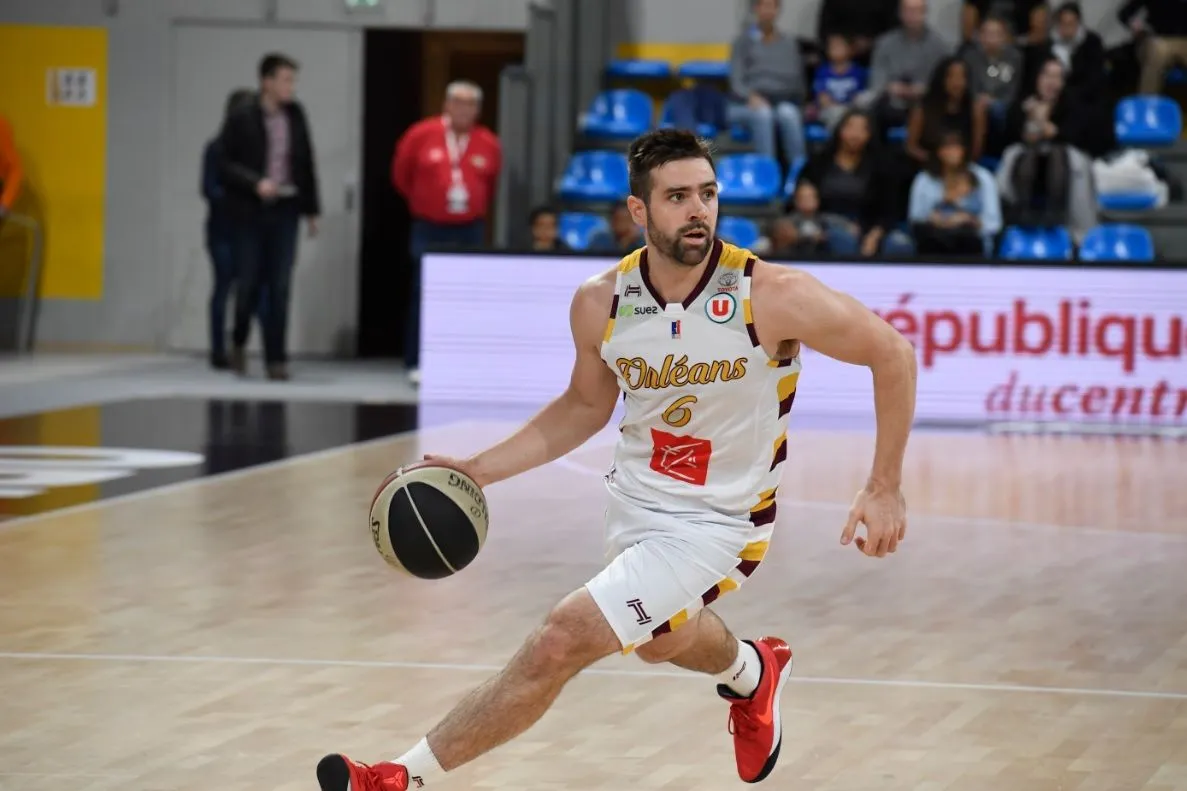 Vidéo : quand Kyle McAlarney met son adversaire au sol sur un cross face à Charleville