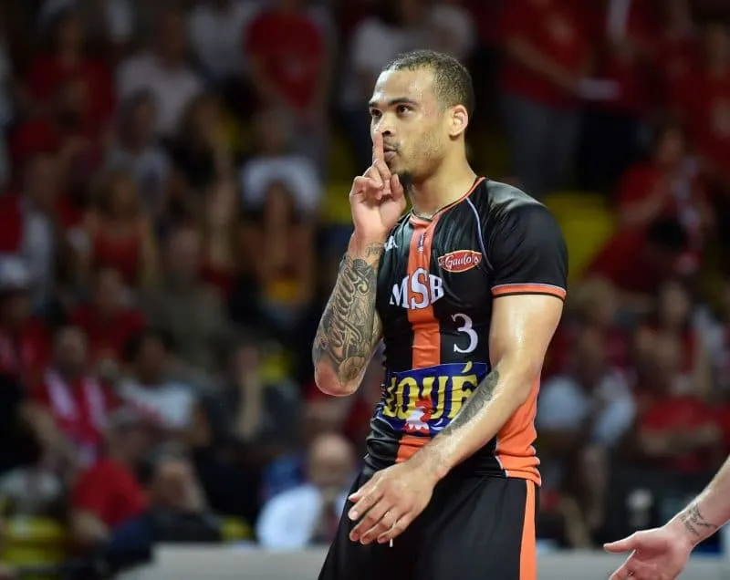 Coincé au Monténégro, Justin Cobbs appelle à l’aide !