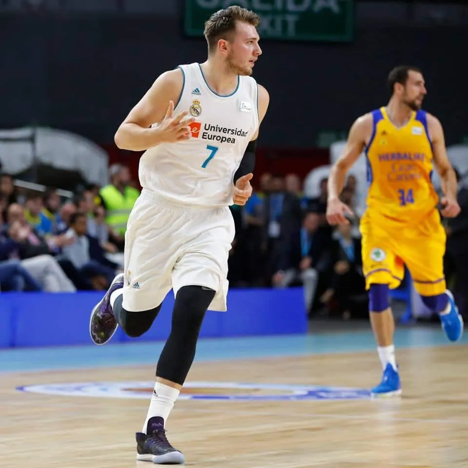 Luka Doncic mène le Real Madrid à la victoire devant le propriétaire et le GM des Sacramento Kings