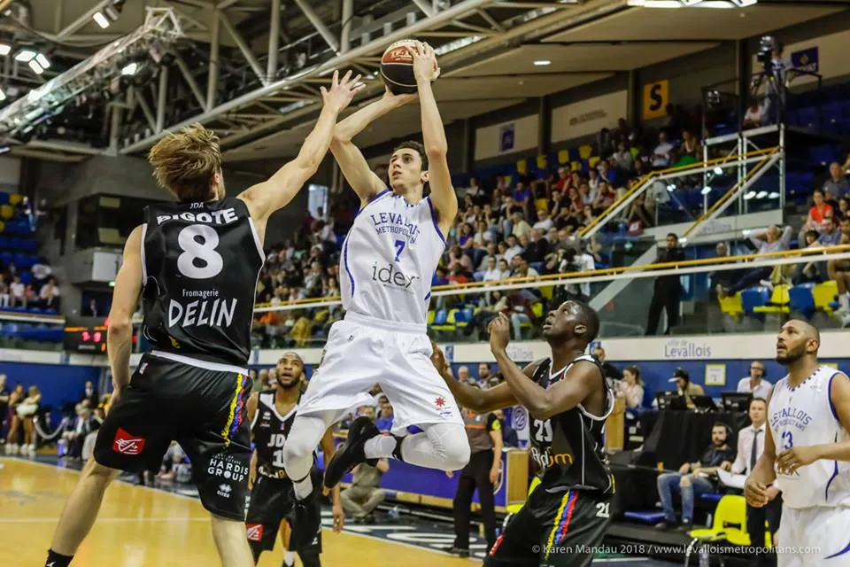 Jeep® ÉLITE : Maxime Roos prolonge à Levallois