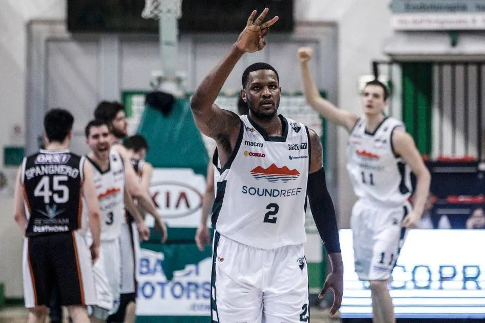 Jeep® ÉLITE : Devin Ebanks nouvelle recrue du CCRB