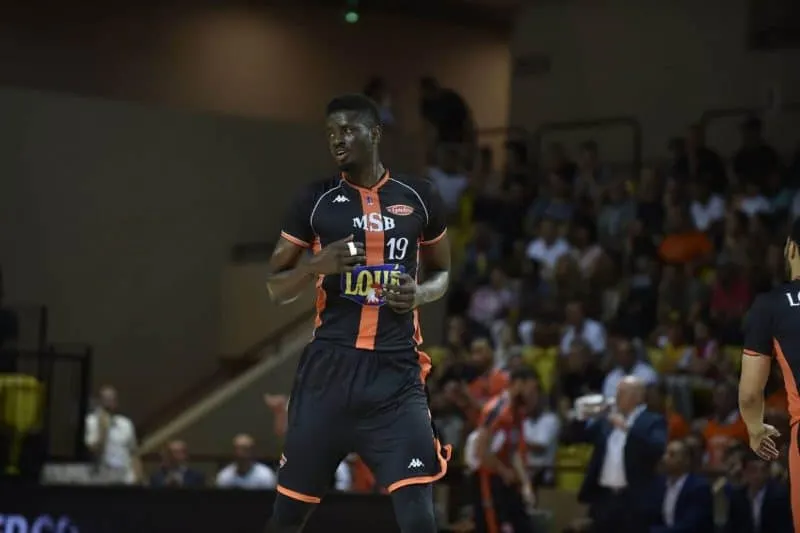 2,21m de haut dans un hôtel à taille standard, le quotidien de Youssoupha Fall en vidéo