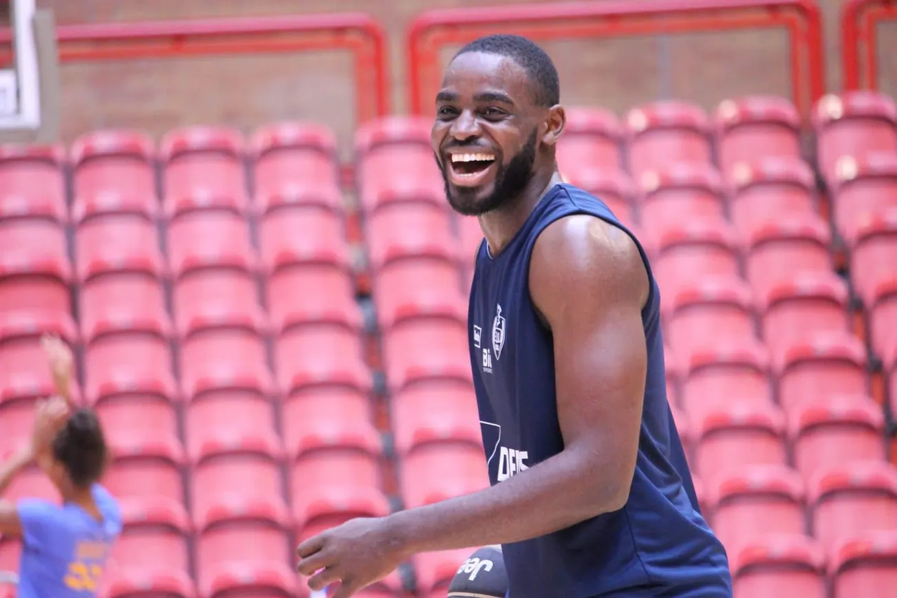 Jeep® ÉLITE : Giovan Oniangue en pigiste médical de Jean-Michel Mipoka à Gravelines