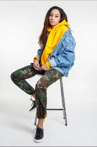 Bria Hartley a manifesté à Minneapolis en la mémoire de George Floyd