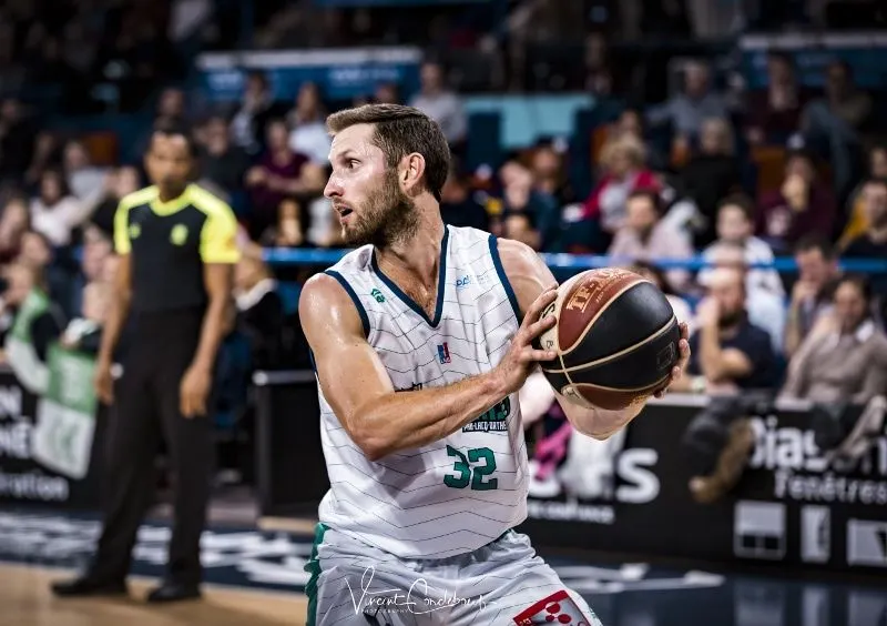 Jeep® ÉLITE : Mickey McConnell prolonge un mois à Pau