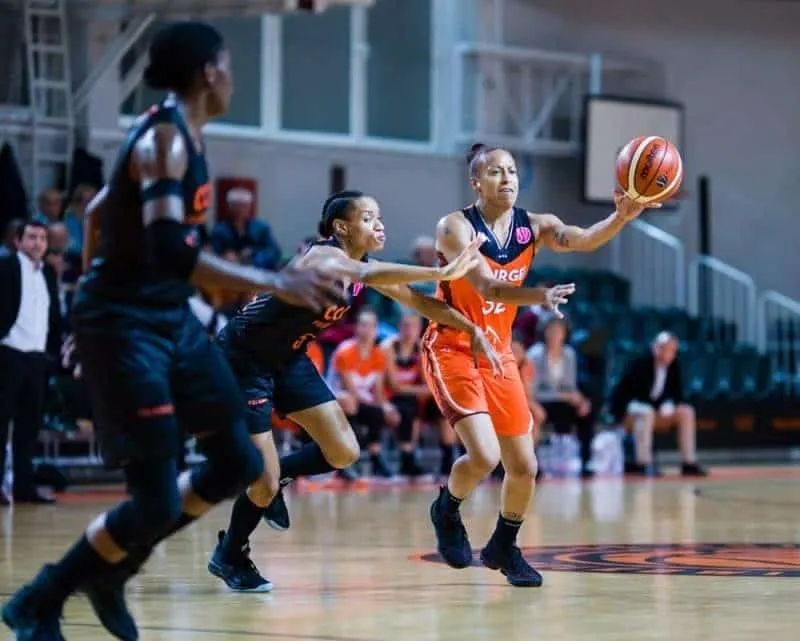 Vidéo: 48 paniers de suite à trois-points pour KB Sharp (Bourges) à l’entrainement