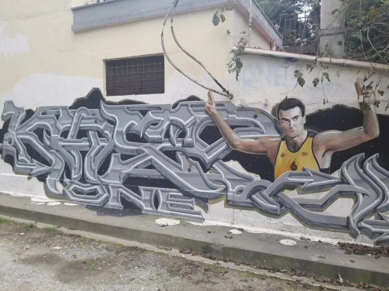 La photo – Nick Galis dans les rues d’Athènes