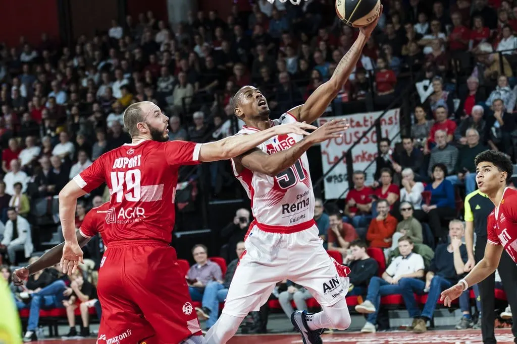 Vidéo : du milieu de terrain, Garrett Sim envoie LaMonte Ulmer au alley-oop