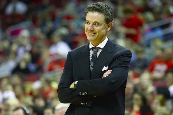 Rick Pitino (ex-Panathinaikos) : « mon propriétaire a dû quitter l’arèna car un type avait une grenade à la main ! »