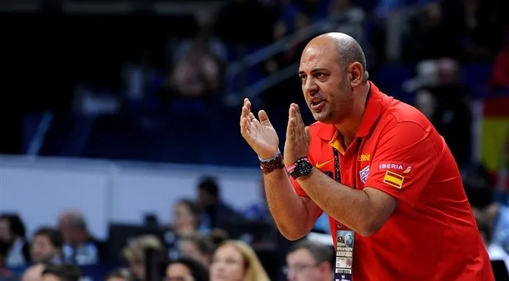 Espagne : Le coach Lucas Mondelo attaque la fédération et deux joueuses en justice