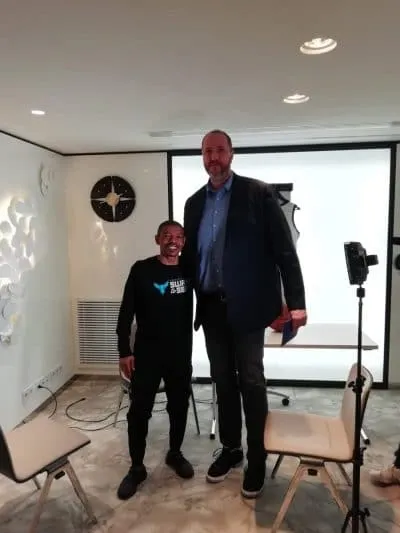 La photo: Fred Weis (2,17m) et Muggsy Bogues (1,59m)