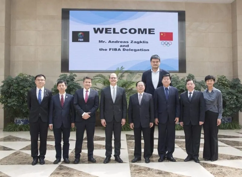 La photo: Quand le Secrétaire général de la FIBA rencontre Yao Ming et les dirigeants chinois
